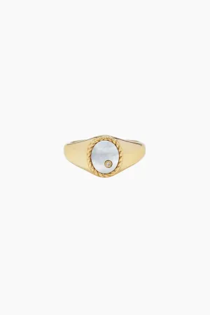 Yvonne Léon Baby Pearl Oval Chevalière Ring - Yellow Gold