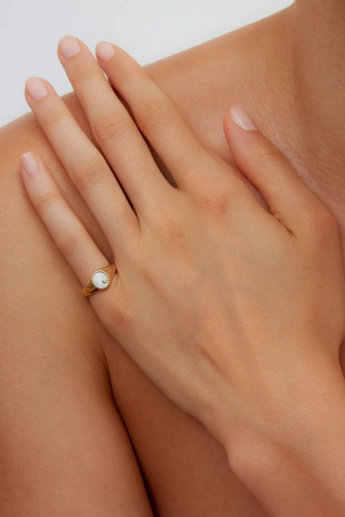 Yvonne Léon Baby Pearl Oval Chevalière Ring - Yellow Gold