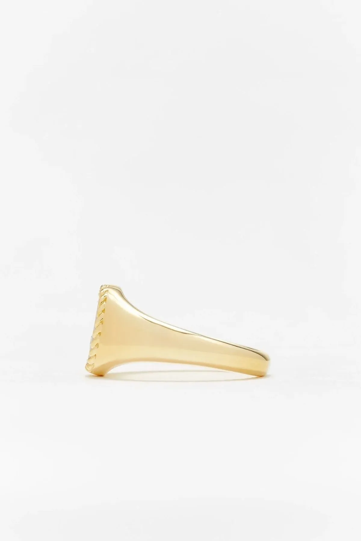 Yvonne Léon Baby Pearl Oval Chevalière Ring - Yellow Gold