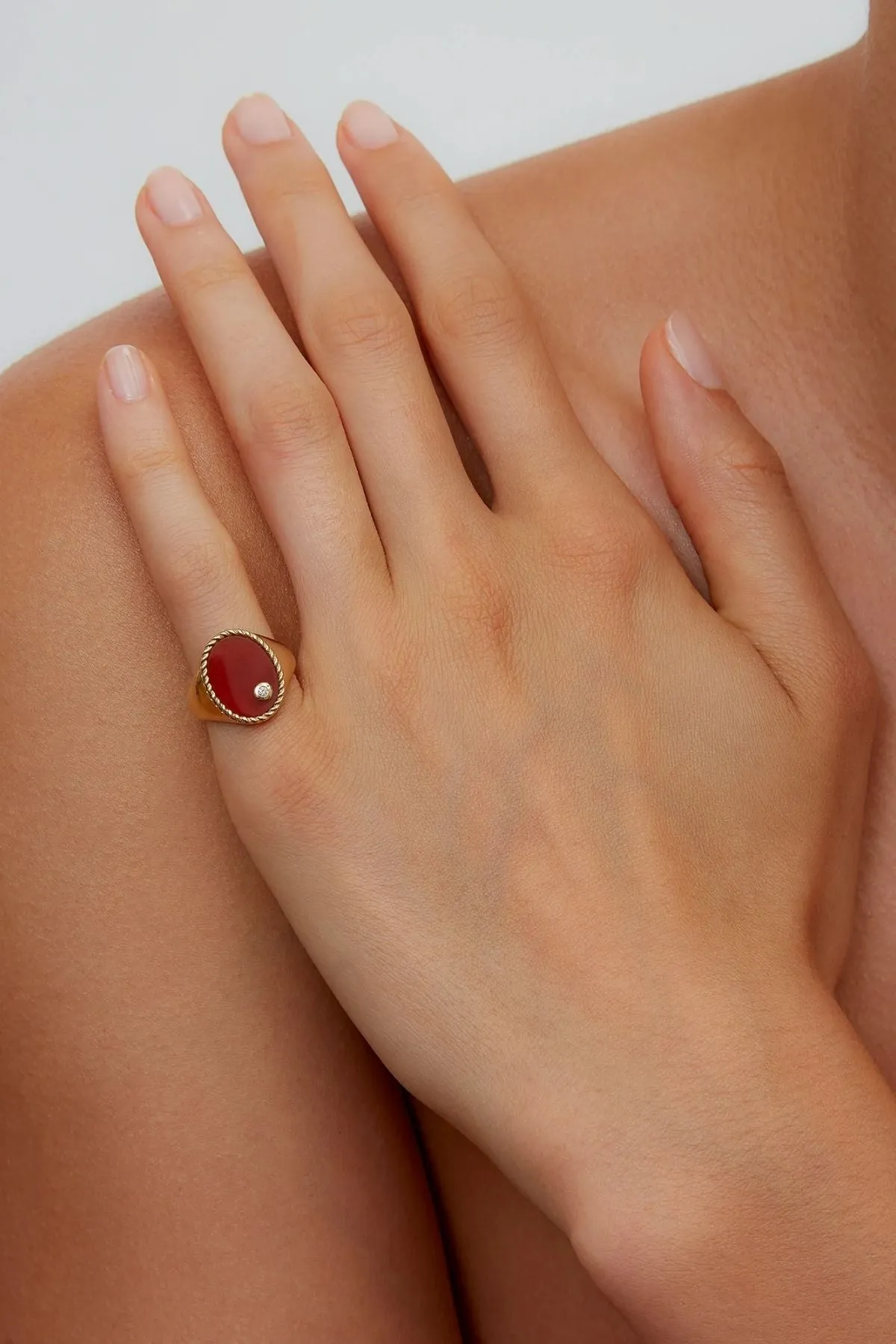 Yvonne Léon Large Red Agate Oval Chevalière Ring - Yellow Gold